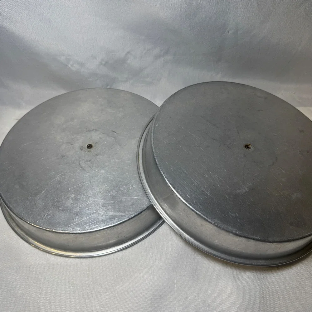 Vintage Set of 2 Aluminum Round Cake Pans with Easy Release Cutter Arm Silver